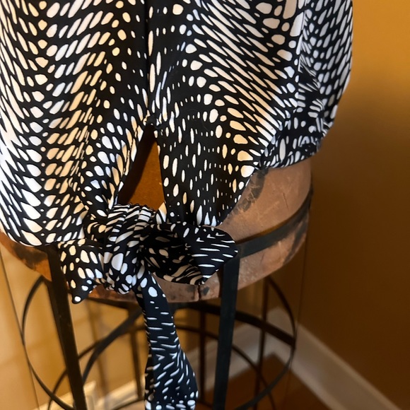 Tankini top- only black and white pattern builtin bra for support - Picture 4 of 5